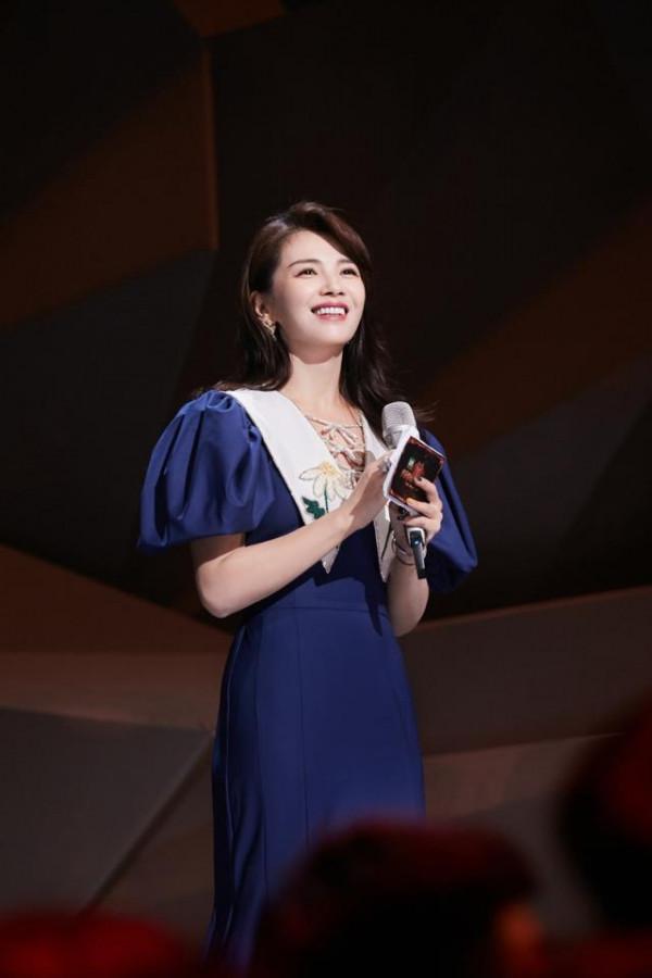 劉濤主持《披荊斬棘的哥哥》,穿魚尾裙亮相優雅大氣,姐是專業的 劉濤主持《披荊斬棘的哥哥》,穿魚尾裙亮相優雅大氣,姐是專業的