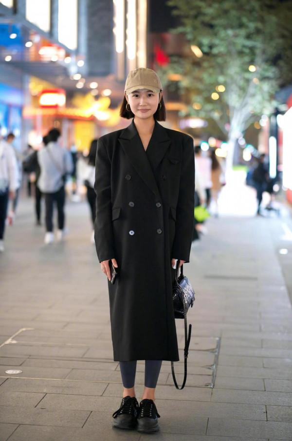 看街拍 識包包:8組巴黎世家沙漏包穿搭示範 看街拍 識包包:8組巴黎世家沙漏包穿搭示範