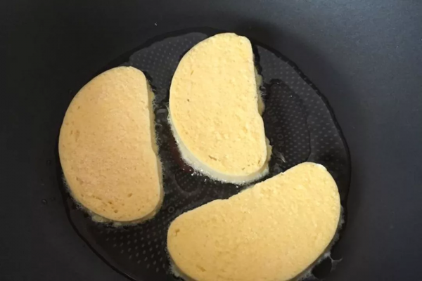 趣味食譜：饅頭片畫上向日葵和小雞，搭配荷蘭豆炒蝦仁和黑米粥