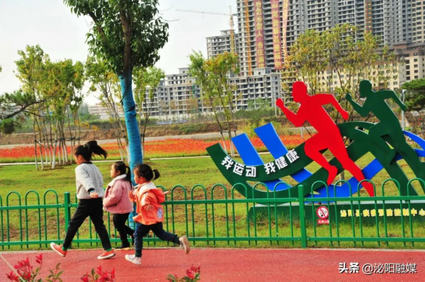 不可思議！已是深秋，月兒灣公園卻如此多彩，恰似夏日還未走遠