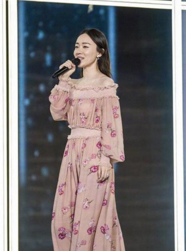 霍思燕抱小狗拜小年！一頭燙髮夾太搞笑，臉部浮腫到認不出