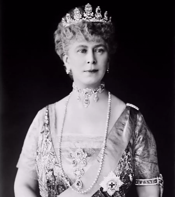 她未婚先寡，嫁給小叔子，從排擠到逆風翻盤，成為珠寶最多的女人