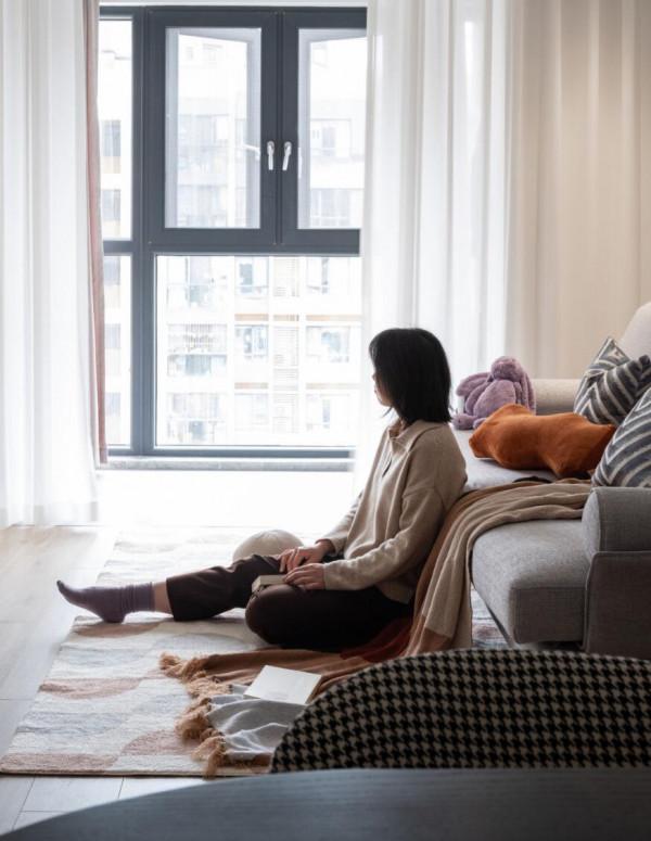 難怪越來越多人不要茶几，看了她80㎡新家，氛圍真讓人羨慕