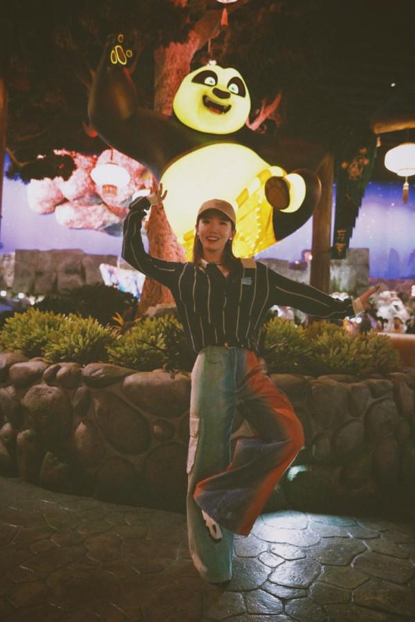 孟美岐打卡環球影城，雖然穿的都是基礎款，但配色真是時髦又高階