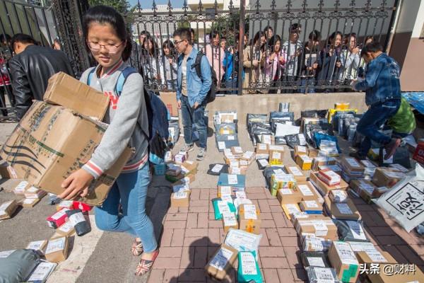 存摺又“火了”?年輕人“扎堆”去銀行辦存摺,發生了什麼? 存摺又“火了”?年輕人“扎堆”去銀行辦存摺,發生了什麼?