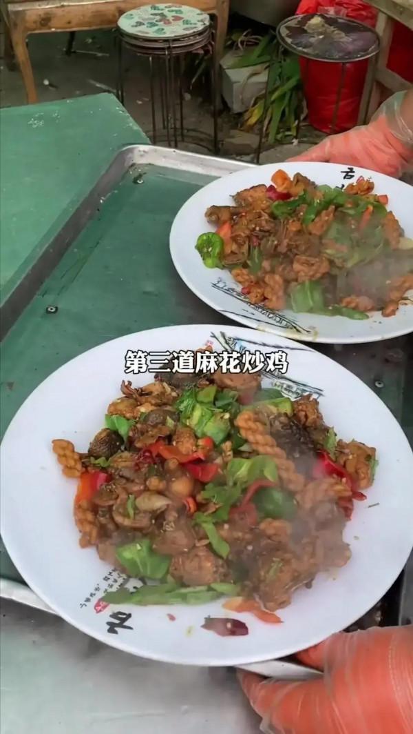 山東農村有戶人家結婚辦酒，一桌360元的價格包給廚師全權負責