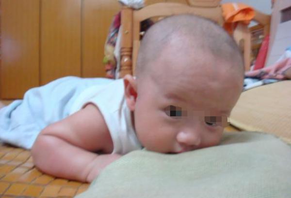 反覆“揪襪子”的快樂,小寶寶有更深的體會,新手爸媽別嫌煩哦 反覆“揪襪子”的快樂,小寶寶有更深的體會,新手爸媽別嫌煩哦