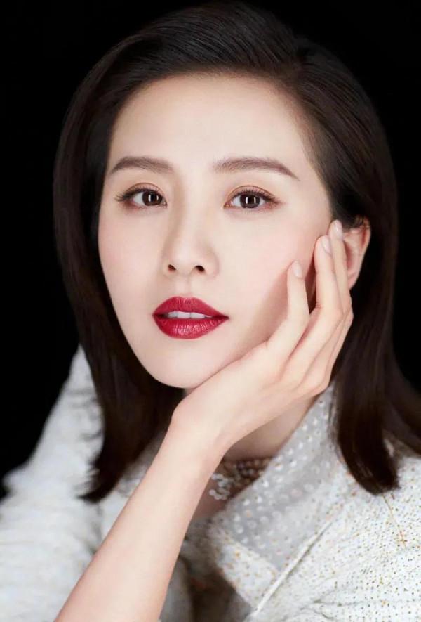此女子長的是真好看！淡淡的妝、白白的膚美不可言｜劉詩詩