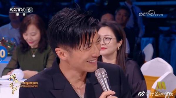 王菲謝霆鋒同場亮相中秋晚會，小謝聽女友名字無反應，表情有點僵