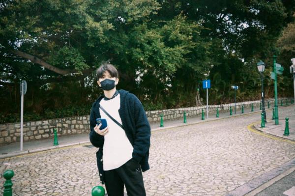 任嘉倫街頭隨拍，白色毛衣搭配黑色襯衣，清爽帥氣，滿滿男友風