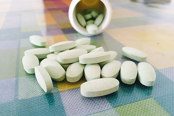 58歲大爺，每天吃洋蔥降脂，一個月後血脂達標了？降脂有啥妙方