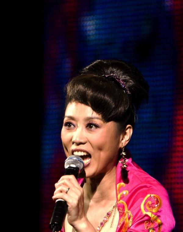 吳瓊比老公大15歲，儘管沒有孩子，生活低調又幸福