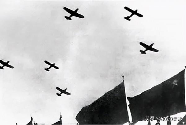 用郵票向人民空軍，說聲“生日快樂”