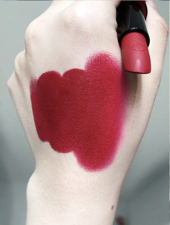 經典的正紅色，越看越好看，顯白又時髦，黃皮也能夠駕馭