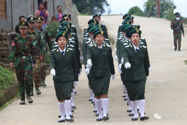 緬甸德昂軍35名新畢業女軍官集體亮相