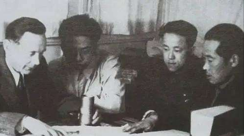 1969年大戰一觸即發，毛主席急令軍區領導離京，做好一切戰爭準備