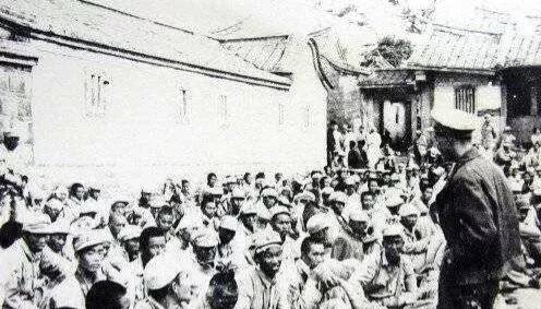 眼看金門戰役失利,數萬大陸未登島解放軍放聲大哭,哭聲震天 眼看金門戰役失利,數萬大陸未登島解放軍放聲大哭,哭聲震天