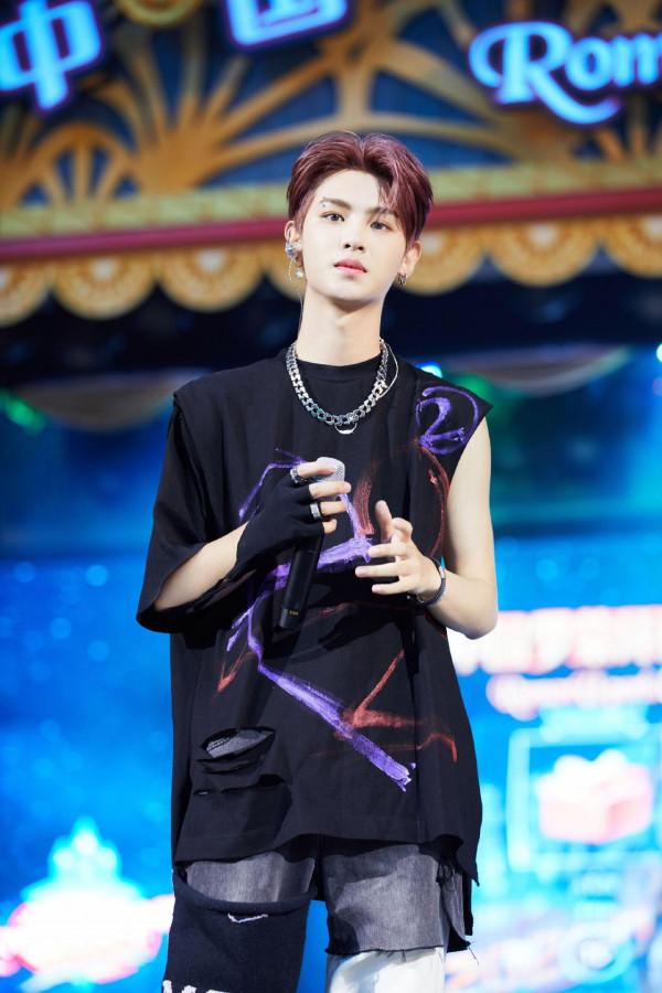 穿長裙、塗指甲油的boy黃明昊，男生還能這麼搭