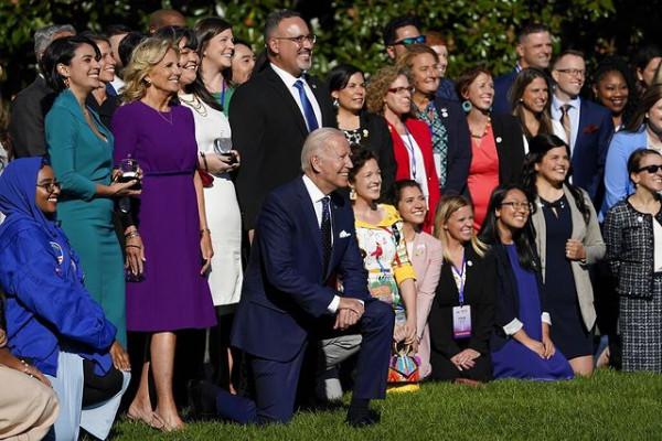 70歲美國第一夫人太會穿!穿金屬扣白裙好閃耀,脖子上面板鬆弛了 70歲美國第一夫人太會穿!穿金屬扣白裙好閃耀,脖子上面板鬆弛了