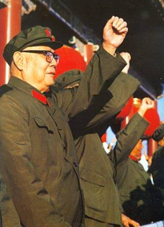 北平被60萬噸垃圾覆蓋，天安門也破爛不堪，臨近開國大典如何應對