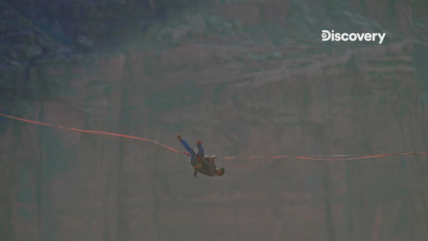 峽谷「高空繩索婚禮」吸兩億人搶看 500英尺高空命懸一線 峽谷「高空繩索婚禮」吸兩億人搶看 500英尺高空命懸一線