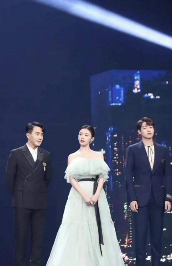 魏大勳劉愷威中秋晚會同一節目同框,中間只隔了一個林允奇妙緣分 魏大勳劉愷威中秋晚會同一節目同框,中間只隔了一個林允奇妙緣分