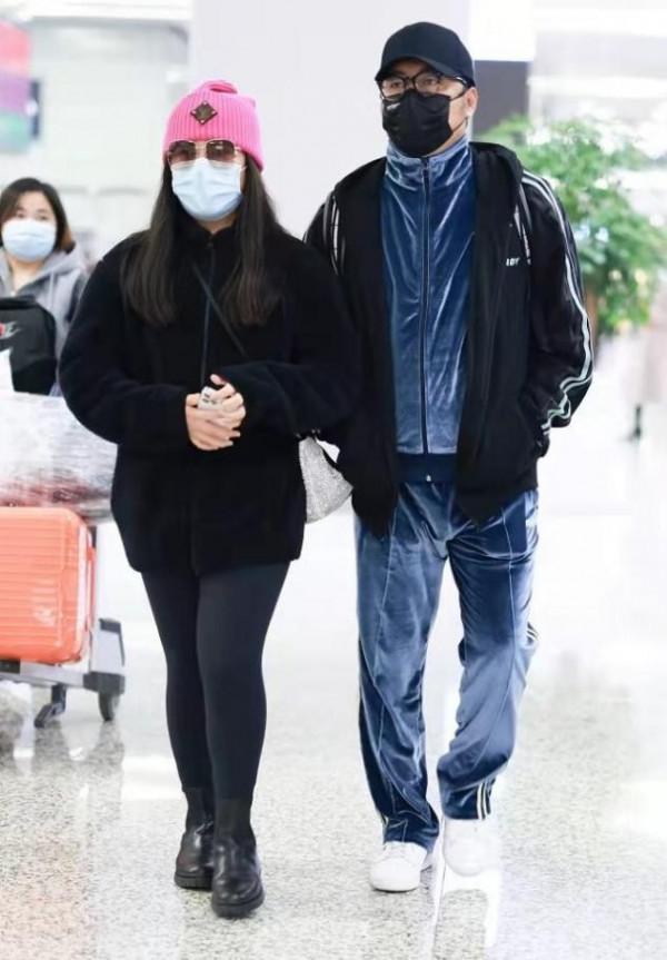 王嶽倫機場秀父女情，卻意外穿成她大姨，王詩齡打扮成熟氣質好拽