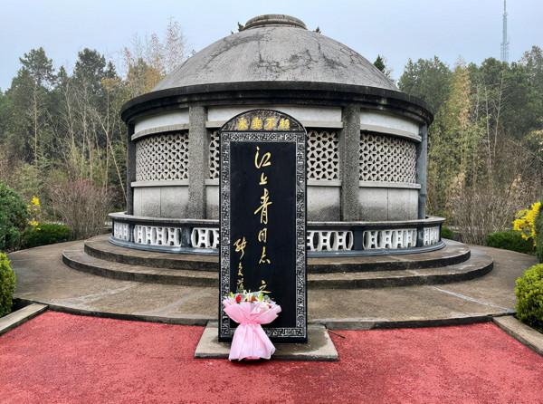 此黃埔生聯共抗日，卻被李品仙通緝，無奈將4000人馬交給了新四軍