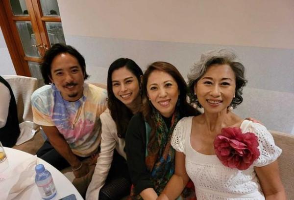 葉倩文雖然白髮明顯,但穿白裙卻從容又優雅,這才是60歲真實模樣 葉倩文雖然白髮明顯,但穿白裙卻從容又優雅,這才是60歲真實模樣