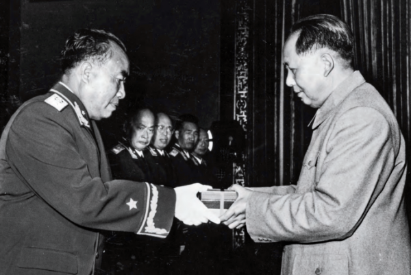 朱德位列十大元帥之首，授銜編號卻是004，毛主席將001號給了誰？