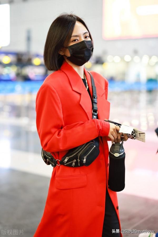 街拍：劉惜君一襲紅色大衣現身機場，清新亮麗笑容滿面