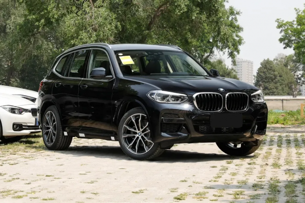 中型SUV寶馬X3，標配8AT+防爆輪胎，典型的豪華車