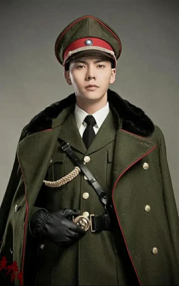 國民黨將領穿大衣為何不穿袖子? 國民黨將領穿大衣為何不穿袖子?