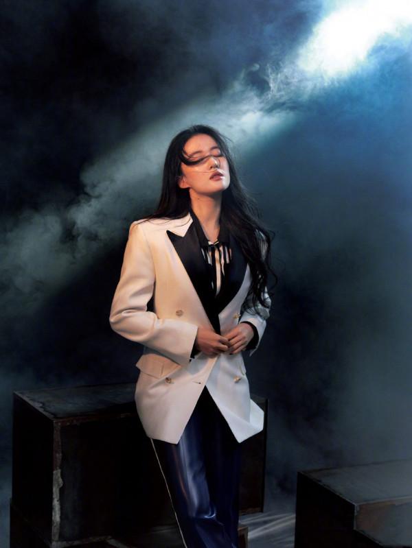 女神劉亦菲時尚大片曝光，西裝配皮褲颯氣十足，仙女耍酷不一般