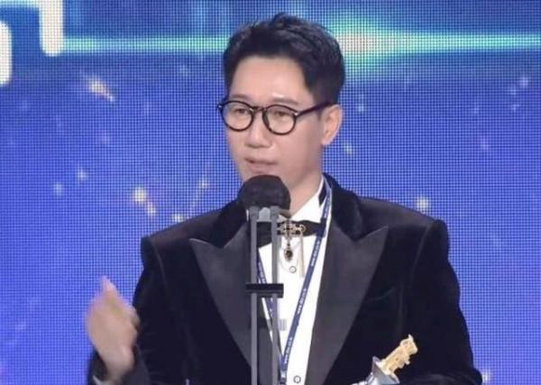 池石鎮獲獎格外心酸，前輩為其打抱不平卻被關麥