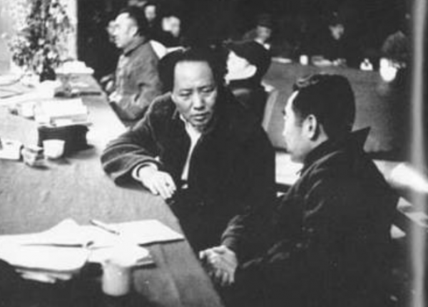 毛主席宴請末代皇帝溥儀吃飯，席間詢問他：你們御膳房的飯好吃嗎