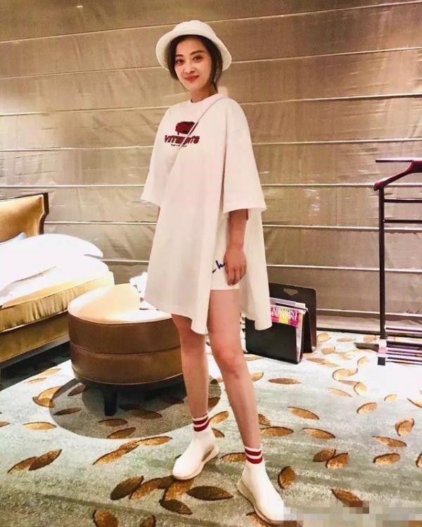 梅婷天生好氣質，一身牛仔衣現身機場，44歲還這麼漂亮