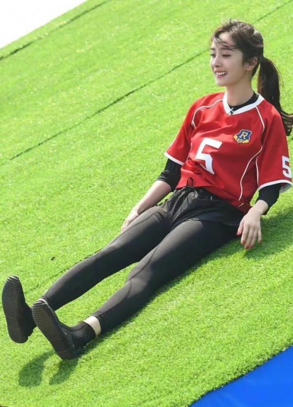 楊冪 綜藝活動組圖（大圖）紅色運動服凸現好身材