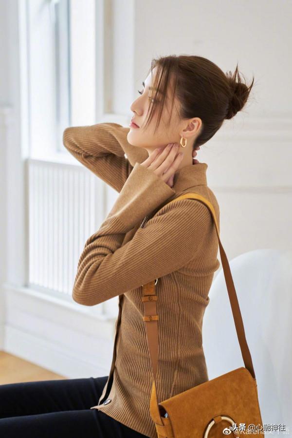 吳千語身穿棕色針織衫搭配黑色休閒褲，時尚有型，盡顯名媛氣質