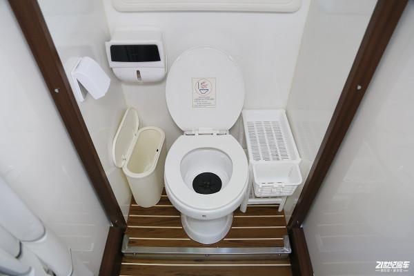 衛浴間面積1.5平米,雙床鋪佈局,中意旅行家房車看見的都說香 衛浴間面積1.5平米,雙床鋪佈局,中意旅行家房車看見的都說香