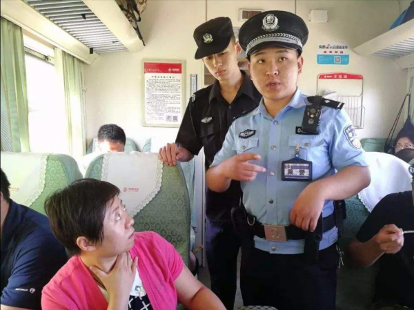 2001年，解放軍戰士火車上聯手製服74名歹徒，為何事後不肯現身？