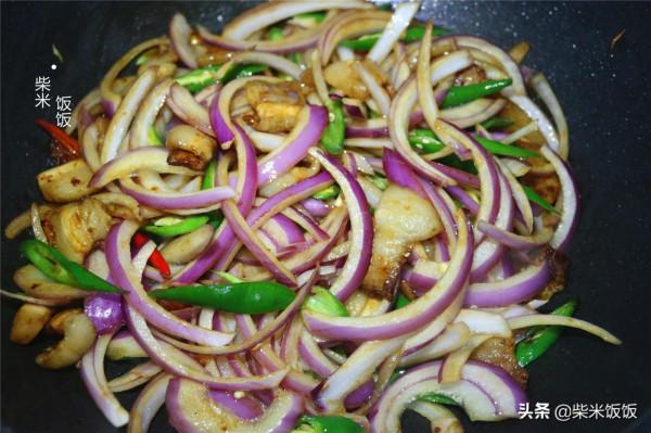 這道菜簡單又好吃，大火快炒，幾分鐘上桌，香辣開胃吃不夠