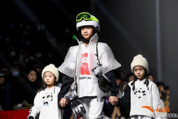 楊威兒子楊陽洋首攜雙胞胎妹妹走秀，歡歡樂樂開心跳舞，漂亮自信