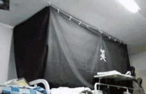 大學&OpenCurlyDoubleQuote;陰間宿舍&rdquo;火了，紅綠光閃爍過於陰森，學生吐槽直通地府