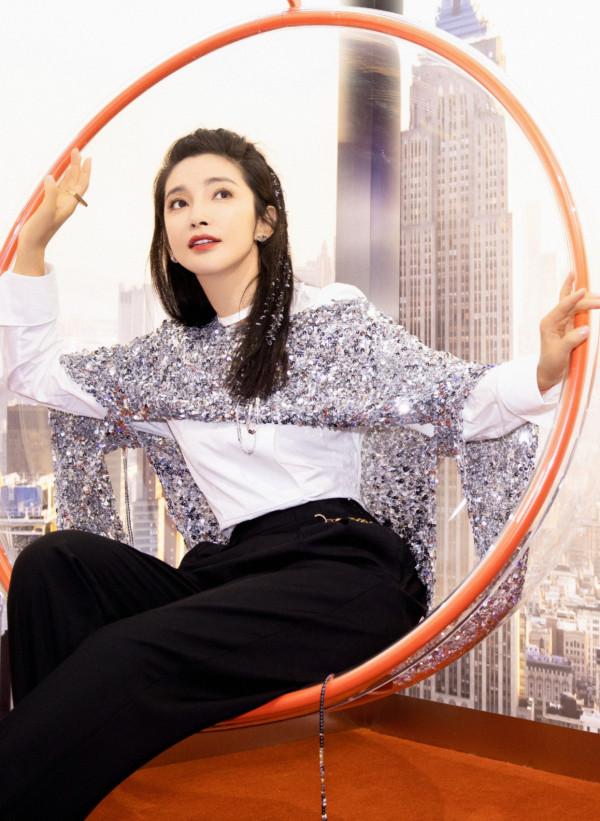 李冰冰挑戰女愛豆的唱跳穿搭，從正面看，上衣只有一個巴掌寬