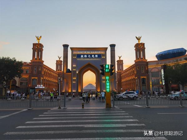 漢EV自駕新疆伊犁,夜市的伊寧絲路之光旅遊小鎮,美食的天堂 漢EV自駕新疆伊犁,夜市的伊寧絲路之光旅遊小鎮,美食的天堂