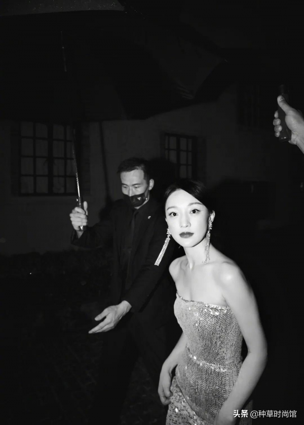 47歲周迅、張雨綺又談姐弟戀了！這屆男人不行？