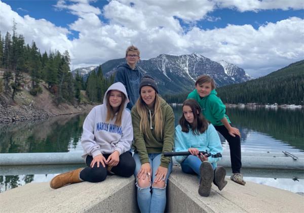 單親媽媽買下2004年舊校車,帶4個孩子在27㎡車內住1年,也是服了 單親媽媽買下2004年舊校車,帶4個孩子在27㎡車內住1年,也是服了