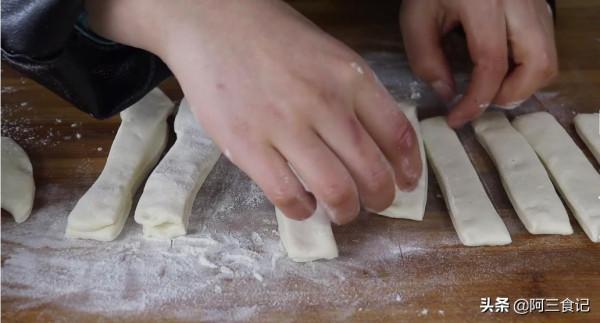 油條別再買著吃了，教你傳統老配方，出鍋蓬鬆酥脆，全家人超愛吃