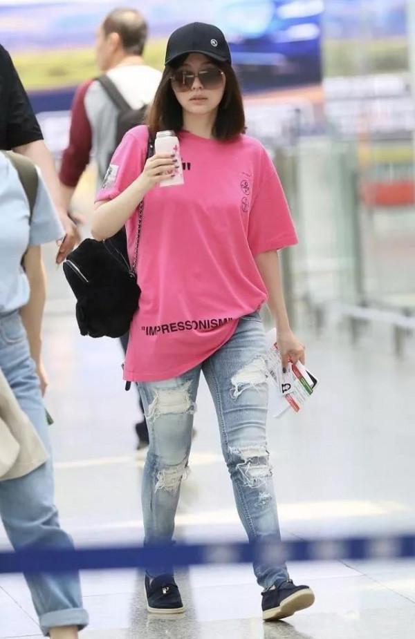 張靚穎未修圖手臂變粗，貼身長裙印出腰上贅肉，和精修圖差異明顯